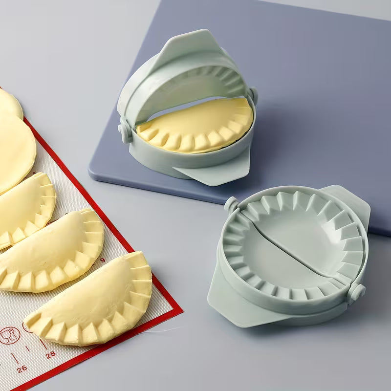 1pc Light Green Dumpling Maker – Plastic Dough Press Tool for Homemade Dumplings and Wontons