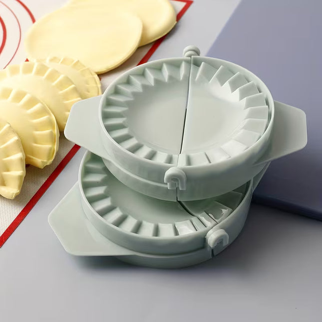 1pc Light Green Dumpling Maker – Plastic Dough Press Tool for Homemade Dumplings and Wontons