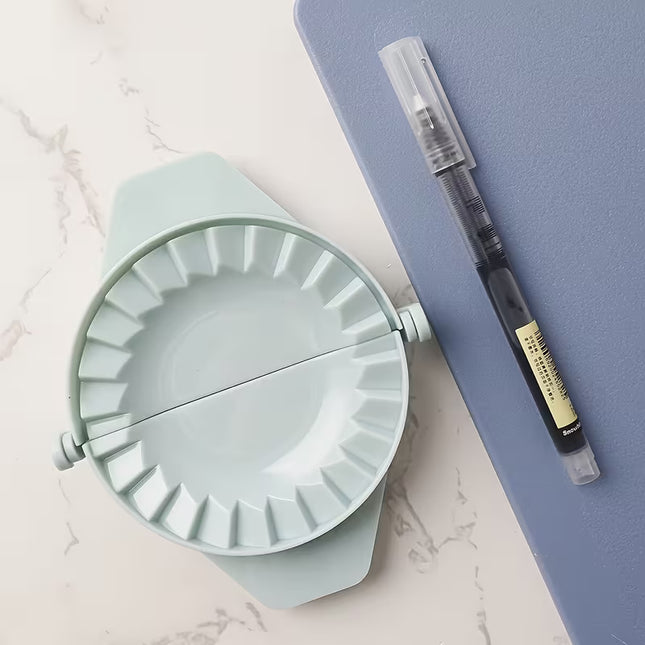 1pc Light Green Dumpling Maker – Plastic Dough Press Tool for Homemade Dumplings and Wontons