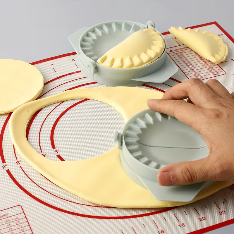 1pc Light Green Dumpling Maker – Plastic Dough Press Tool for Homemade Dumplings and Wontons